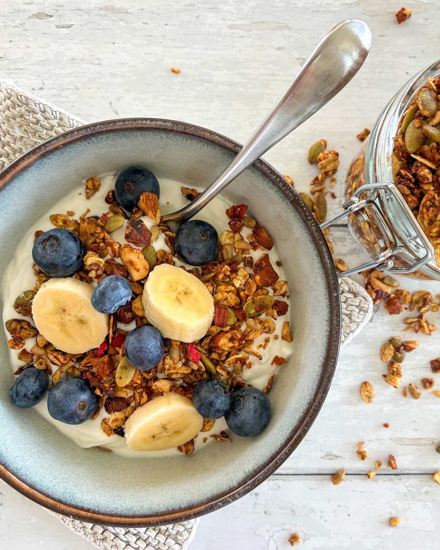 ❤GRANOLA MED RABARBER ❤ Uden tilsat sukker.

'Jeg kan slet ikke få nok opskrifter med rabarber', var der en af jer der skrev til mig, så her kommer én mere 😊 Kombinationen af det syrlige og det søde, det grove og det knasende gør denne granola til en rigtig vinder. Og især nu, hvor de fleste af os craver smagen af sommer 🌞

Gem opskriften, så du nemt kan finde den igen, og husk at give opslaget et ❤️, hvis du gerne vil have mere inspiration til antiinflammatorisk kost i dit feed.

Ingredienser
▫️ 100 g rabarber
▫️ 2 dl havregryn
▫️ ½ dl solsikkekerner
▫️ ½ dl græskarkerner
▫️ 1 dl hasselnødder
▫️ 1 dl mandler
▫️ 70 g dadler
▫️ 2 spsk. rapsolie
▫️ 1 spsk. vand
▫️ ½ tsk. vaniljepulver

Tænd ovnen på 125 grader.
Skær rabarberen i meget små tern, og bland den sammen med havregryn, solsikkekerner, græskarkerner, hakkede hasselnødder og valnødder.
Læg dadler, rapsolie, vaniljepulver og vand i en blender, og blend det til en ensartet masse.
Bland ‘dadelcremen’ sammen med gryn og nødder, og fordel det på en bageplade med bagepapir.
Bag granolaen i ca. 1 time – vend det undervejs, så det bliver jævnt gyldent.
Lad granolaen køle af, før du hælder den på et glas med låg.

#Antiinflammatorisk #UdenTilsatSukker #AntiinflammatoriskKost #SundeOpskrifter #madinspiration #morgenmad #madglæde #brunch #rigtigmad #nødder #rabarber #granola
