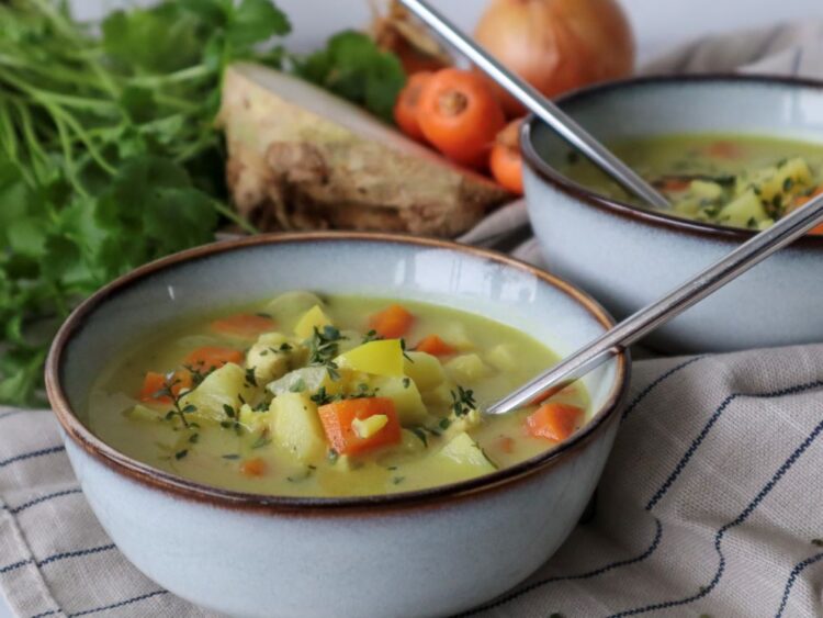 karrysuppe med kylling og druer