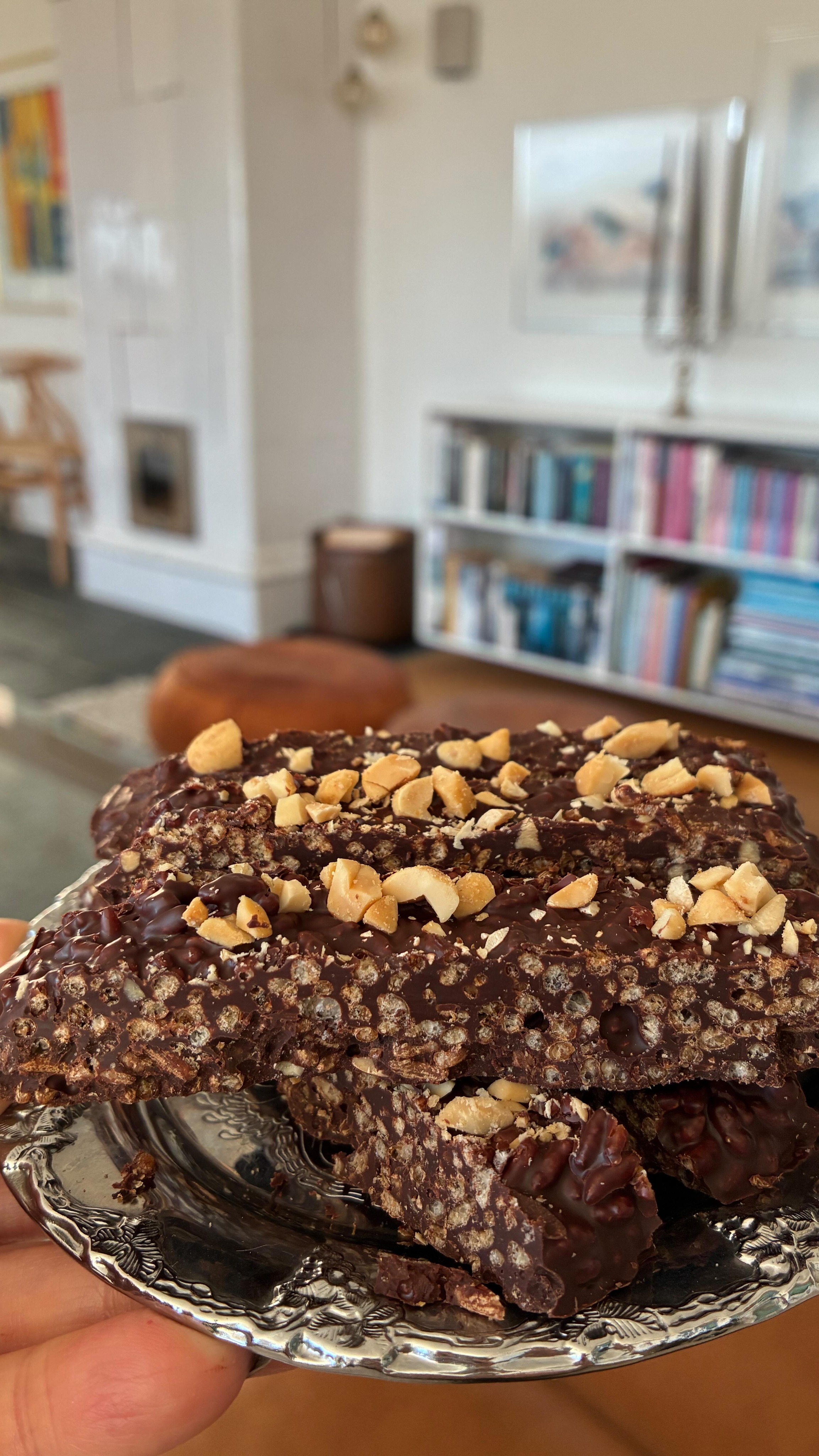 Tre ingredienser 😋 og den ene af dem er puffede fuldkornsris. Jo, den er god nok – og ifølge Nicolai er det den lækreste snack, han har fået i meget lang tid 🤎

Funderer du over, hvordan man laver dem? Det vil jeg gerne fortælle dig 😊

Skriv “FULDKORN” i en kommentar, så sender jeg dig fluks linket til opskriften 💌