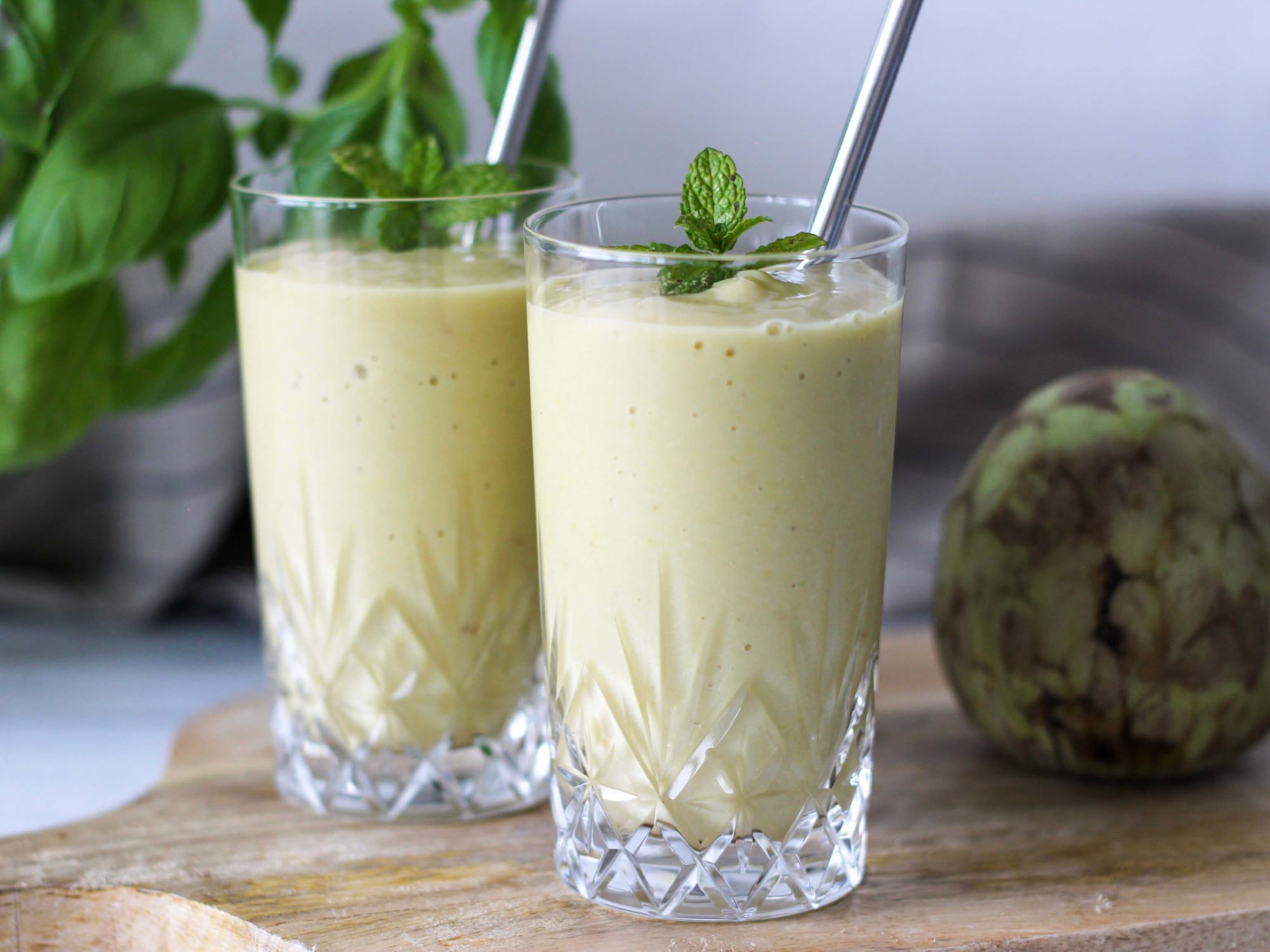 Smoothie med cherimoya og avocado