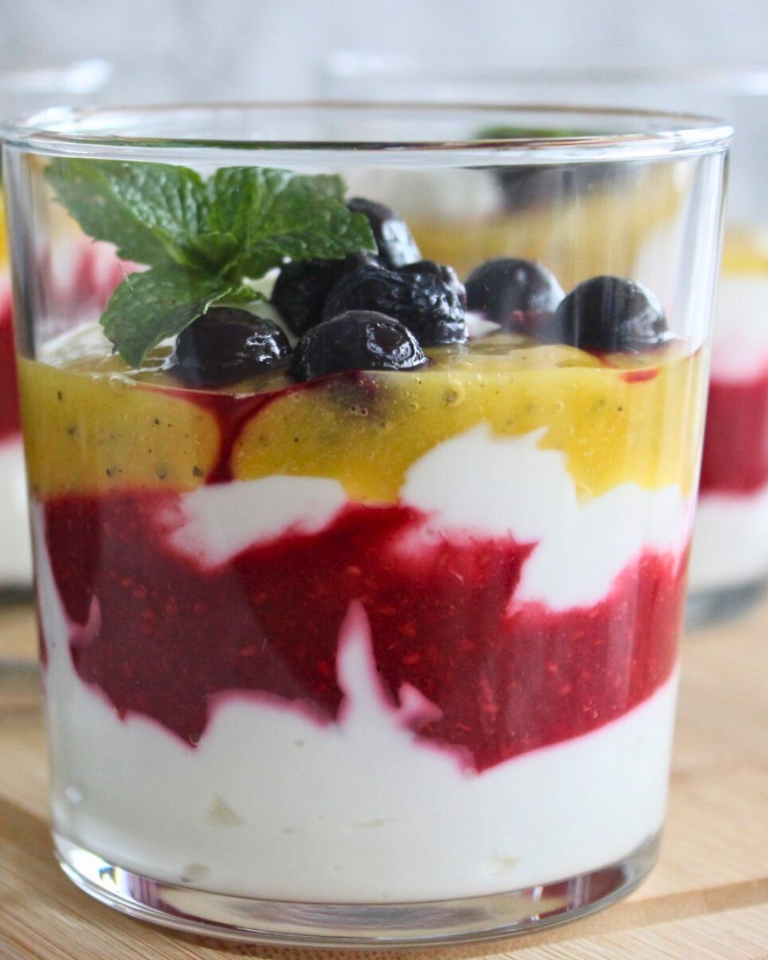 Hvis jeg var dig, ville jeg straks gemme dette opslag 🔖 – du får helt sikkert glæde af opskriften 😉 Den passer nemlig perfekt til både søndagsbrunchen, et luksuriøst mellemmåltid og som en sund (og vildt lækker!) dessert 🤩

Mango. Passionsfrugt. Hindbær. Græsk yoghurt... 😋 Kender du nogen, der vil elske denne opskrift? Så del den gerne med dem 🥰.

OPSKRIFT, 4 portioner
6 dl græsk yoghurt, 2 %
1 moden mango
2 passionsfrugter
2 dl friske hindbær
Lidt honning
Friske bær og evt. frisk mynte til topping

Sådan gør du:
Blend hindbærrene med lidt honning.
Blend mangoen sammen med indholdet fra de to passionsfrugter.
Fordel yoghurt, hindbær og mango i fire glas – gerne i lag for en flot effekt.
Top med friske bær og evt. et par blade frisk mynte. Klar til servering! 

#antiinflammatorisk #antiinflammatoriskkost #udentilsatsukker #sundsnack #madinspiration #madglæde #morgenmad #brunch #dessert