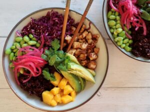 poke bowl med peanutmarineret tofu