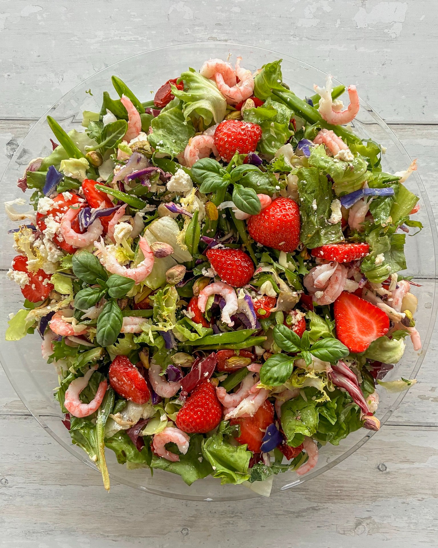 Hvad sker der mon, hvis man blander sine yndlingsingredienser på et fad og hælder en frisk citrusdressing over? Det kan jeg godt afsløre: Man får lidt af en favoritsalat 😊

Forestil dig en god håndfuld pil-selv-rejer, søde jordbær🍓, crispy slikærter og ovnbagte cherrytomater på en bund af sprød salat og finsnittet kål – toppet med pistacienødder, fetaost og en omgang frisk citrusdressing 😋

Har du lyst til at smage? Så skynd dig, mens der stadig er friske jordbær!
Skriv REJE i en kommentar, så sender jeg dig opskriften direkte i din indbakke 💌

#rejesalat #sommersalat #sundmad #nemmad #sommermad #salatmedjordbær #antiinflammatorisk #sundlivsstil #madinspiration #madglæde #madmedfarver #hverdagsmad #sæsonensråvarer