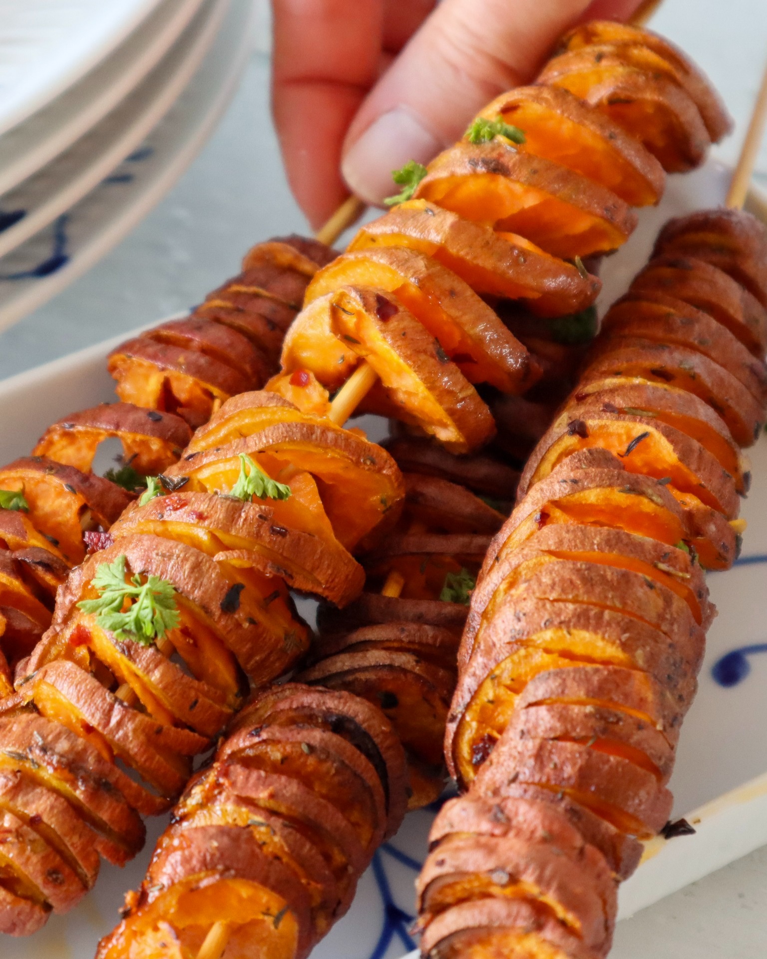 🍠 TWISTED, SWEET POTATO⠀⠀⠀⠀⠀⠀⠀⠀⠀
Første gang jeg så disse skruede kartofler var på en ferie for mange år siden i Sydspanien. De var lavet af almindelige kartofler, og de blev friturestegt i en stor gryde med olie. Jeg smagte dem aldrig, men var ret imponeret af hvordan de var lavet.⠀⠀⠀⠀⠀⠀⠀⠀⠀
⠀⠀⠀⠀⠀⠀⠀⠀⠀
Jeg var simpelthen nødt til at prøve dem, og som den søde kartoffel-elsker, jeg er, måtte det selvfølgelig være med søde kartofler. Og DET blev saftsuseme også lækkert!😜 ⠀

Opskriften? Jamen, den kommer da susende ind i din indbakke, hvis du skriver 'KARTOFFEL' i en kommentar. Og giv også gerne opslaget et ❤hvis du ønsker mere antiinflammatorisk inspiration i dit feed 🫶⠀

#sødkartoffel #madinspiration #antiinflammatorisk #rigtigmad