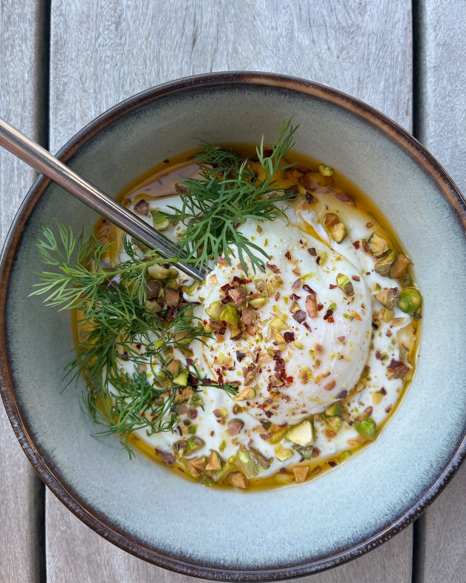 En ting, vi har til fælles med alle vores tre drenge, er, at vi elsker at rejse – og vi elsker mad! Og meget gerne de to i kombination 🥰 

Tidligere i år sendte Tobias billeder fra en af sine mange ture, hvor han blandt andet havde fået Turkish eggs🥚(eller Çılbır, som retten hedder på tyrkisk). Det så simpelthen så lækkert ud og jeg var naturligvis nødt til at prøve det. Og mums! 😋

❣️Hvis du også synes, retten ser lidt spændende ud og gerne vil prøve opskriften, skal du bare skrive 'æg' i en kommentar, så dykker opskriften op i din indbakke. Og du må også meget gerne like opslaget ❤Rigtig god fornøjelse 💕

#antiinflammatorisk #madglæde #æg #turkisheggs #madfraheleverden #sundopskrift #madinspiration