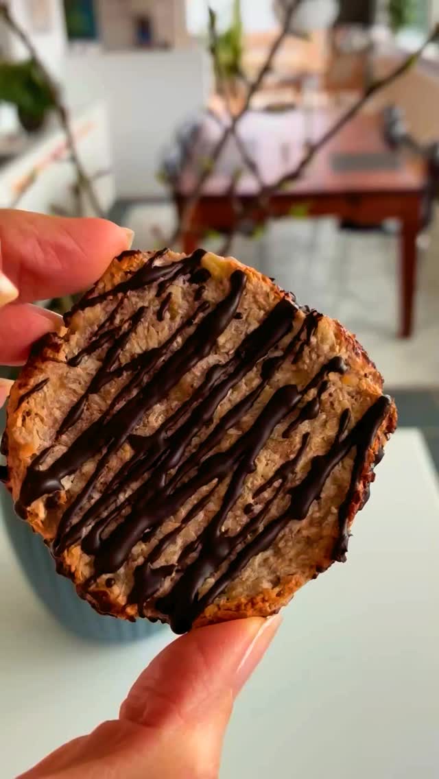 Hver gang jeg har bagt, spørger Nicolai: “Nå... hvad er twistet med disse så - indeholder de broccoli, kartofler eller kikærter?” 😅 (Og ja, den er god nok - jeg sniger tit noget grønt ind i mine bageværker 😉

Og også her. De her småkager 🍪indeholder kun 2 ingredienser og lidt mørk chokolade - og de er faktisk virkelig sprøde og gode.

Vil du have opskriften sendt til din indbakke? 💌Skriv COOKIE i en kommentar.

#småkager #nemopskrift #sunderevalg #cookie #hjemmebag antiinflammatorisk