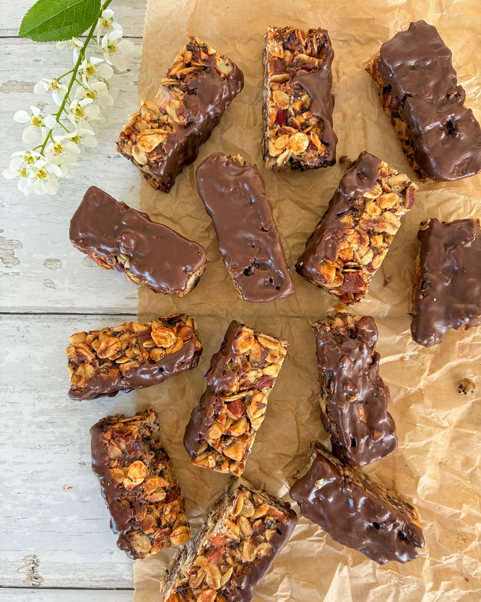 Jeg elsker rabarber – men de beder jo nærmest om sukker, ikke? 😅 Her tager vi det sure med det søde 😁 men skifter det raffinerede sukker ud med dadler. Wupti, så har du en sød granolabar med et syrligt twist fra rabarber 💚

Vil du have opskriften? Skriv det magiske ord ‘rabarber’ i en kommentar, så sender jeg den direkte til din indbakke 🤩

Og hvis du gerne vil have flere af den slags opskrifter i dit feed, så husk at give opslaget et lille hjerte ❤

#rabarber #granolabar #sundsnack #nødder #antiinflammatorisk #sundenergi #rigtigmad