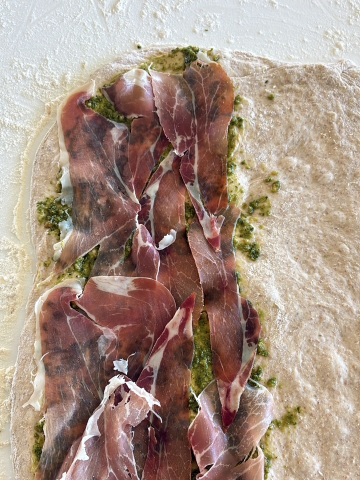 Snoet pestobrød med parmaskinke