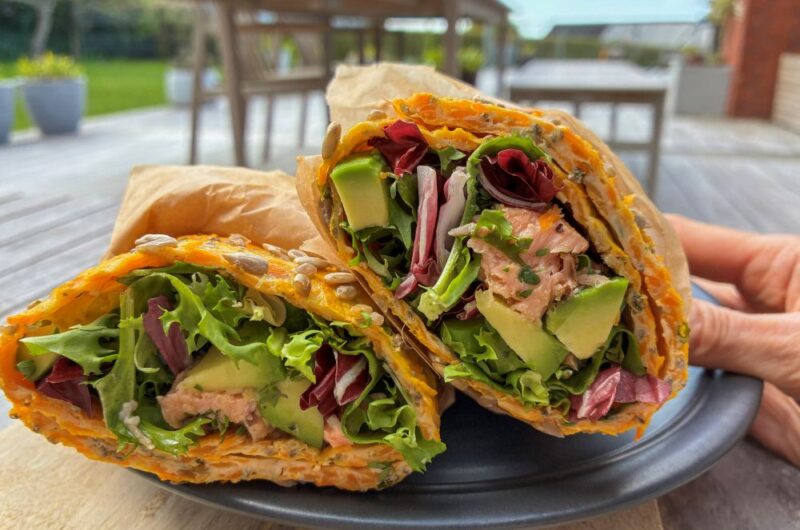 Hytteostwrap med laks og avocado