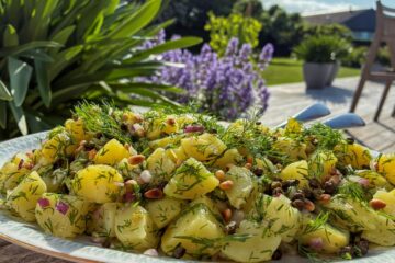 kartoffelsalat med citron, sprødstegte kapers og ristede pinjekerner