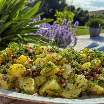 kartoffelsalat med citron, sprødstegte kapers og ristede pinjekerner