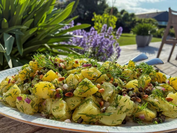 kartoffelsalat med citron, sprødstegte kapers og ristede pinjekerner