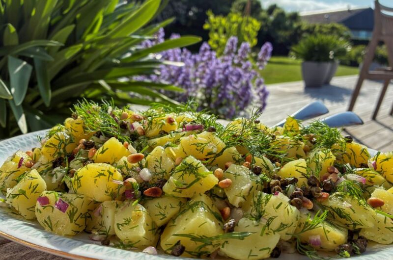 Kartoffelsalat med citron, sprøde kapers og ristede pinjekerner