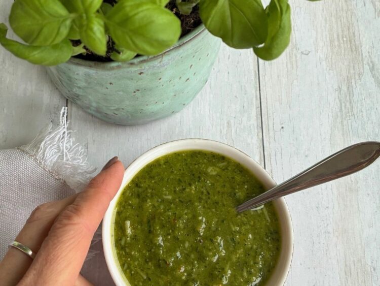 klassisk pesto med basilikum